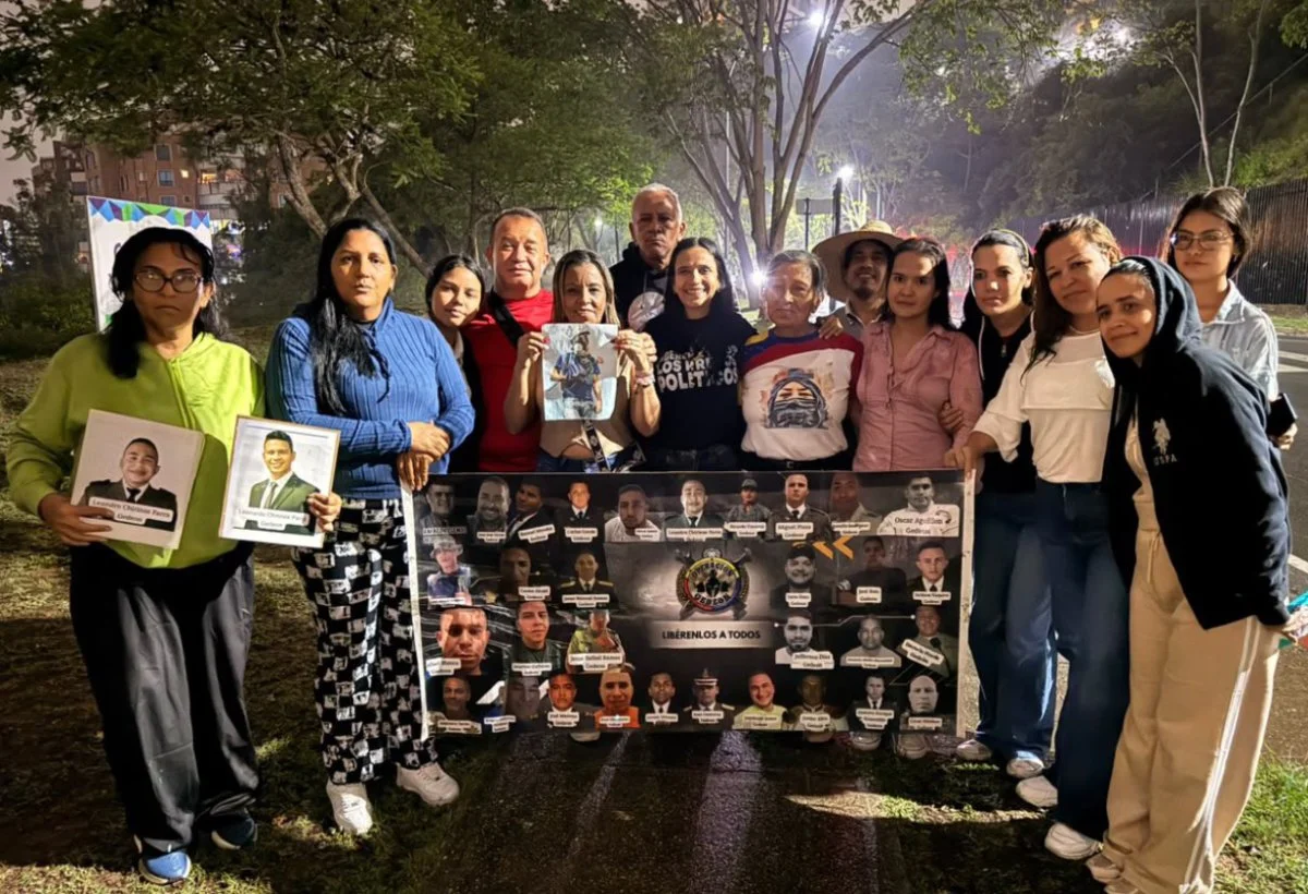Familiares de presos políticos realizan vigilia frente a la Embajada de Estados Unidos en Caracas
