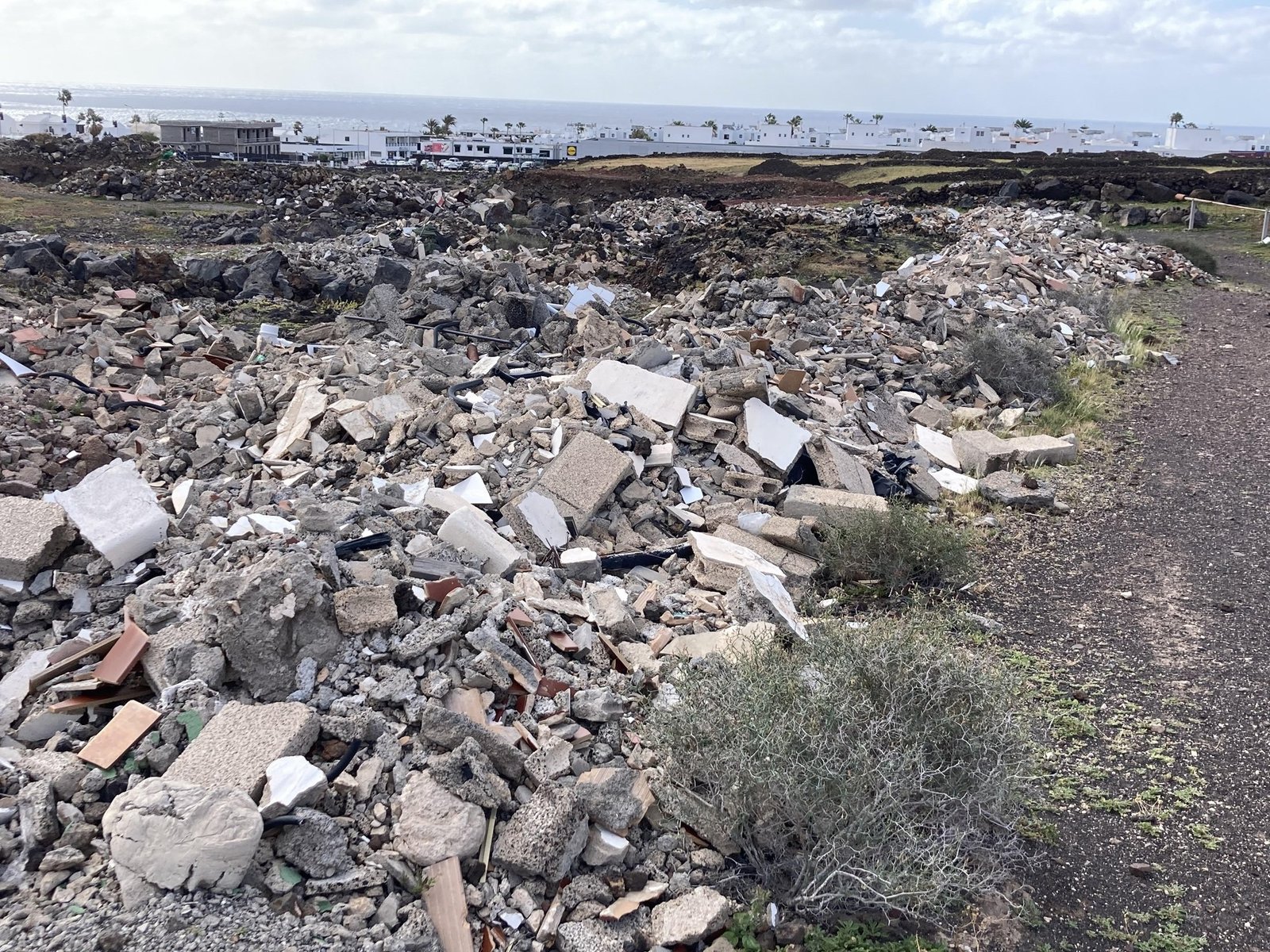 Denuncian acumulación masiva de escombros en la costa de  La Guaira